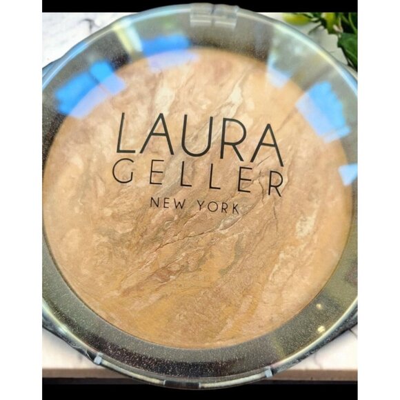 Laura Geller Baked Balance -N- Glow illuminating Foundation Light 0.28 oz/8g - Picture 2 of 3
